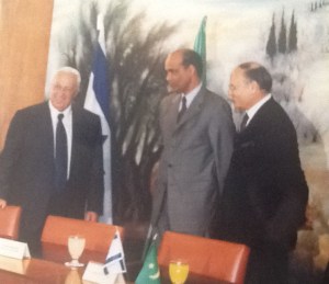 Le Premier ministre Ariel Sharon accueille le ministre des Affaires étrangères mauritanien Dah Ould Abdi et l’ambassadeur Freddy Eytan. Jérusalem-22 mai 2001 (crédit photo Gil Hadani – (MAE))