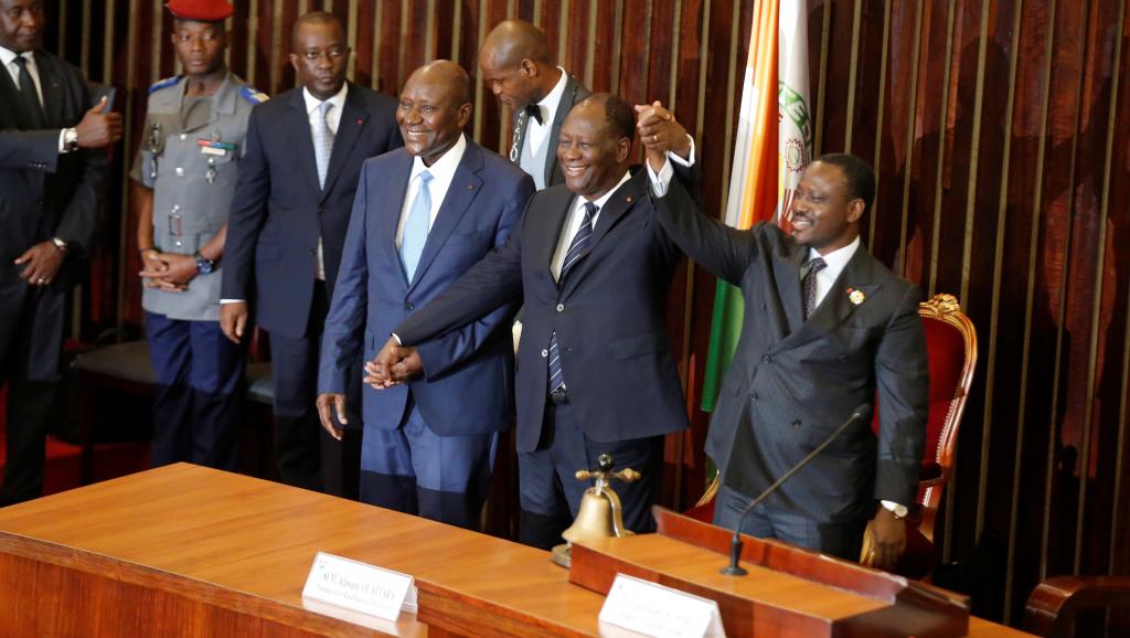 A l'Assemblée nationale de Côte d'Ivoire, mardi 10 janvier au matin, le président Alassane Ouattara (C) félicite le nouveau et premier vice-président de la Côte d'Ivoire (G), aux côtés du président de l'Assemblée nationale, Guillaume Soro. © REUTERS/Thierry Gouegnon