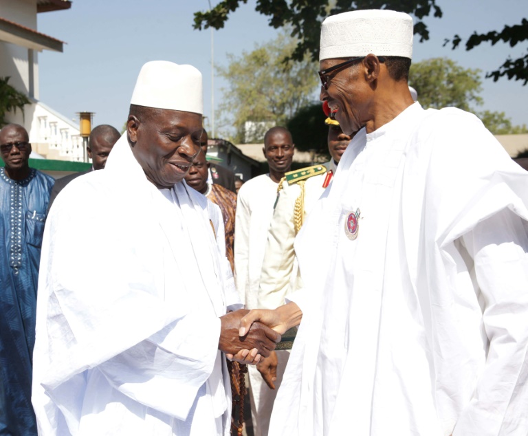 Une photo fournie par la présidence nigérienne le 13 janvier 2017 montre le président nigérian Muhammadu Buhari (D) et le président gambien Yahya Jammeh à Banjul-NIGERIAN PRESIDENCY/AFP/Handout